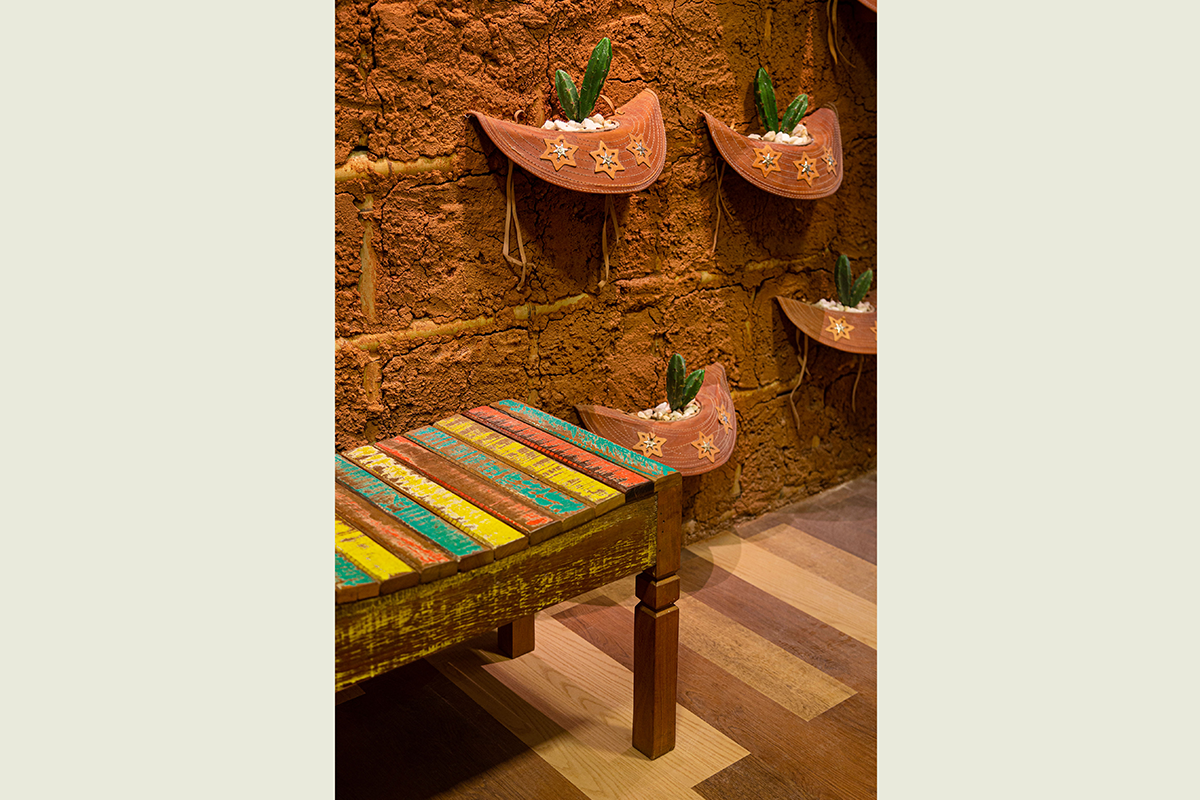Slide 02_Desk