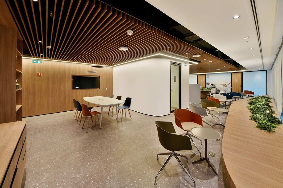 Slide 02_Desk