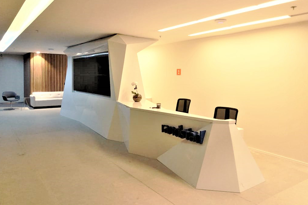 Slide 03_Desk