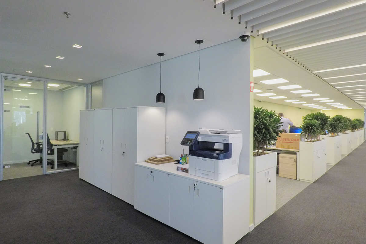 Slide 04_Desk
