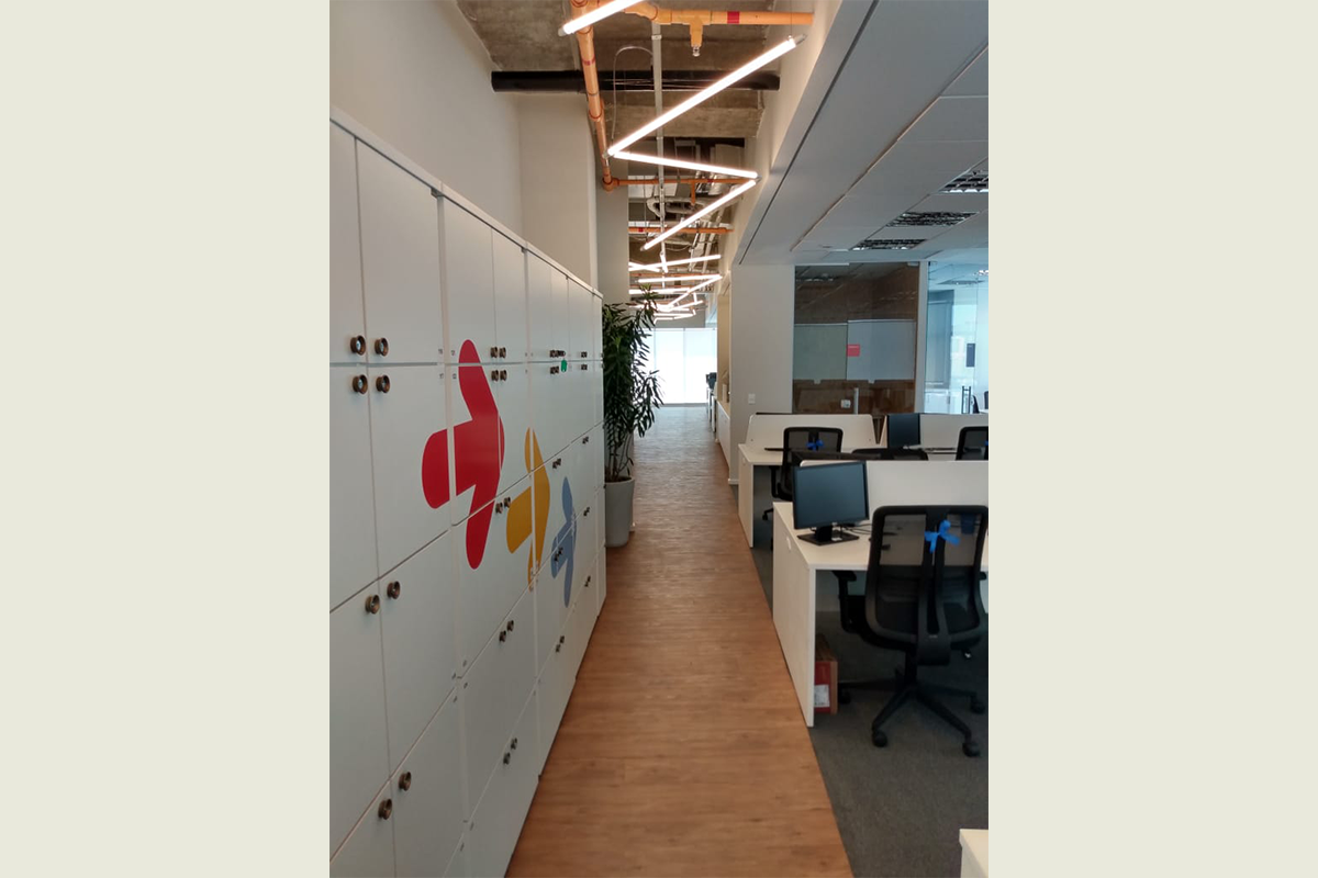 Slide 05_Desk